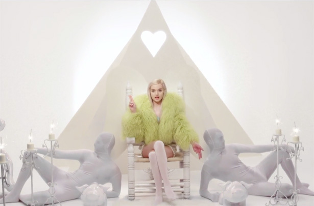Sängerin Poppy mit der Geste von Baphomet im Musikvideo zu "Lowlife". (Screnshot: That Poppy - Lowlife)