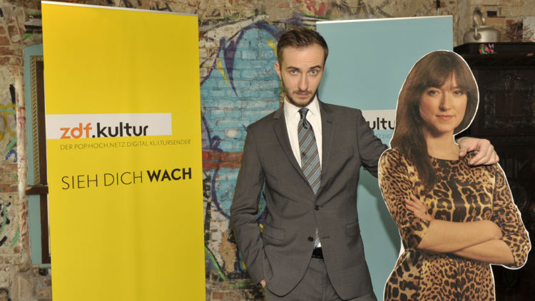 Jan Böhmermann und als Aufsteller "Charlotte Roche" (Foto: ZDF / Jürgen Detmers)