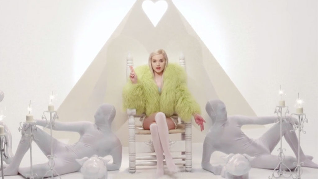 Sängerin Poppy mit der Geste von Baphomet im Musikvideo zu "Lowlife". (Screenshot: That Poppy - Lowlife)