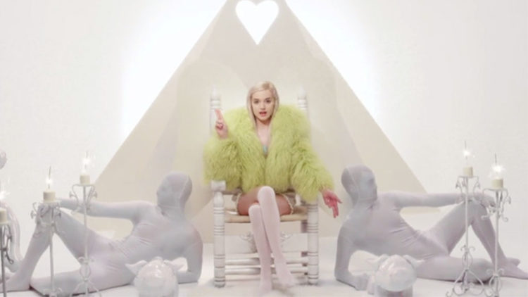 Sängerin Poppy mit der Geste von Baphomet im Musikvideo zu "Lowlife". (Screenshot: That Poppy - Lowlife)